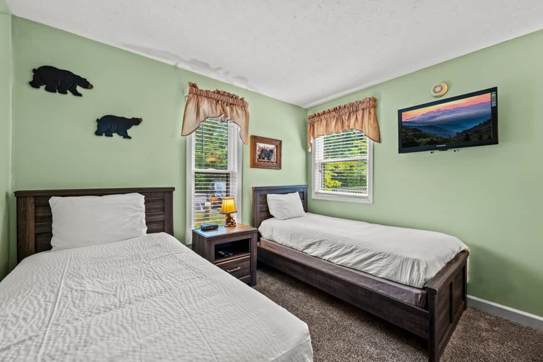 Room 4, Sleeps 6 Indoor Pool Hot Tub Mountain Views, Sevier
