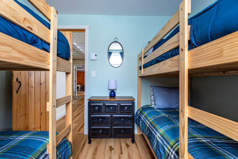 Room 5, Ski Hike Lodge 5BR w Fire Pit Cozy Spaces, Greene