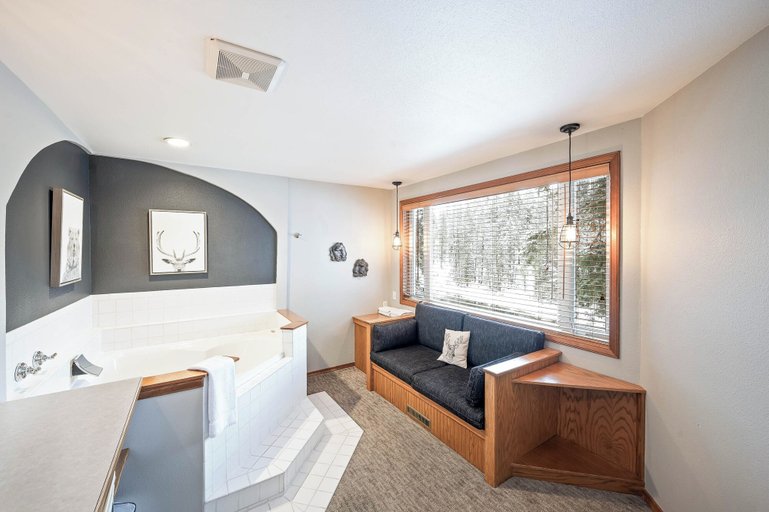 Bathroom 4, All Seasons River Inn, Chelan