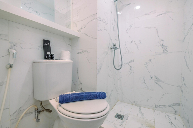 Bathroom 3, Nice and Comfortable 2BR at Podomoro Golf View Apartment, Bogor