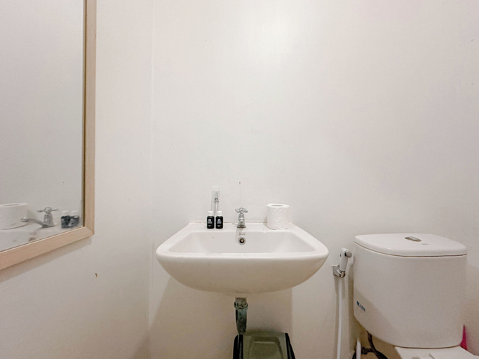 Bathroom 3, Minimalist 2BR Apartment at Tamansari Prospero Sidoarjo, Sidoarjo