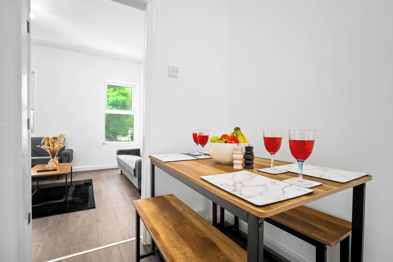 Dining 2, Apartment 1 Bedroom,sleeps6,parking, Birmingham