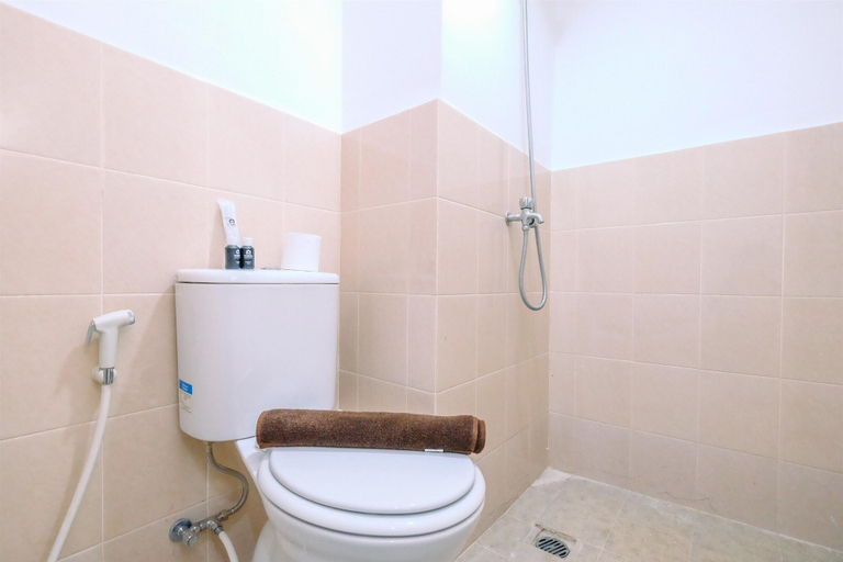 Bathroom 5, Comfort Stay 2BR Podomoro Golf View Apartment, Bogor