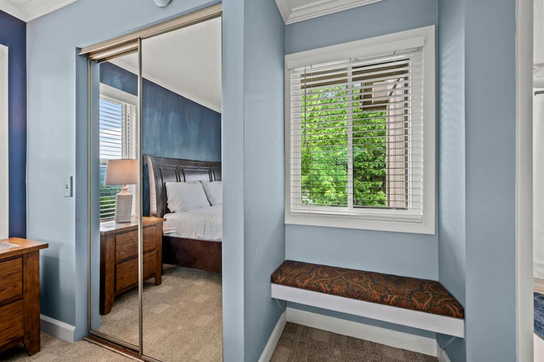 Room 5, Sleeps 6 Pool Playground Mountain Views Hot Tub, Sevier