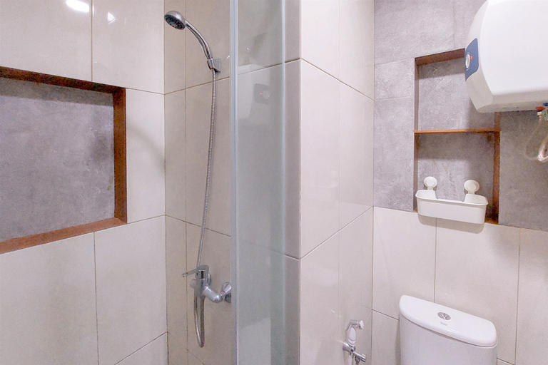 Bathroom 5, Good Place and Homey 2BR Asatti Apartment By Travelio, Tangerang Selatan