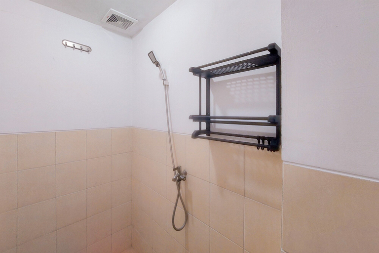 Bathroom 5, Comfy Studio Apartment at Urbantown Serpong, Tangerang Selatan