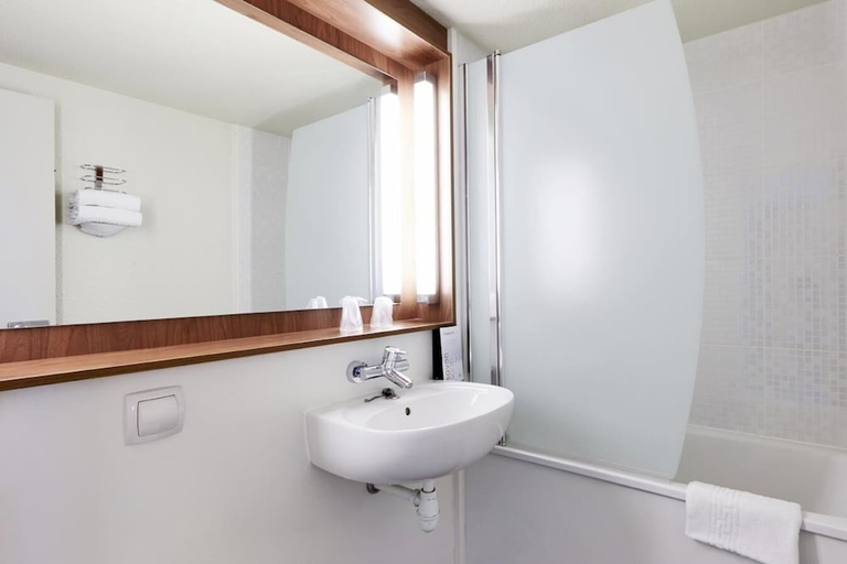 Bathroom 3, Hotel Campanile Auxerre - Monéteau, Yonne