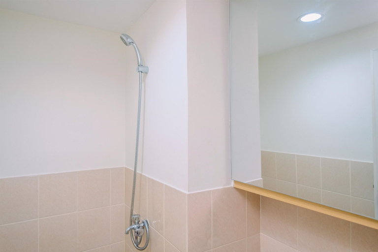 Bathroom 3, Cozy and Comfort Stay 2BR at Podomoro Golf View Apartment, Bogor