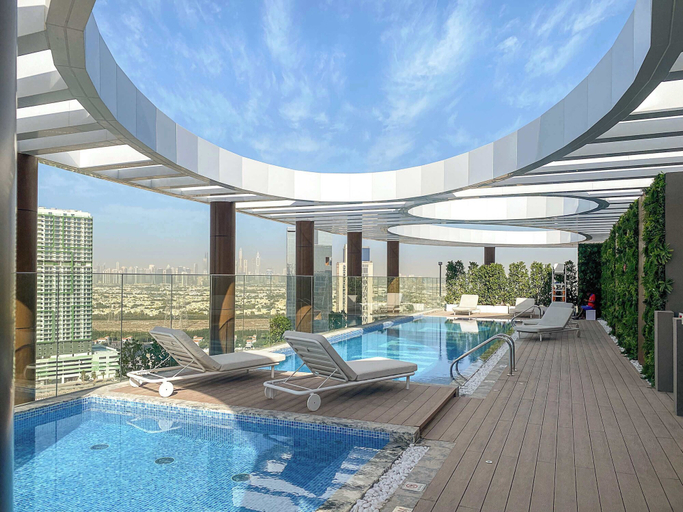 Room 2, Modern Studio With Rooftop Pool and gym in JVC, Dubai