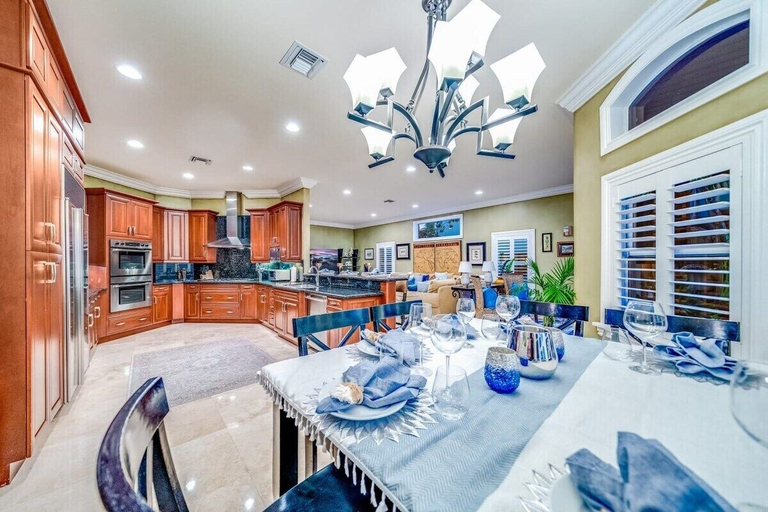 Food & Drinks 4, 5 Bedroom Luxury Home, Minutes to Las Olas, Shops & Beach, Broward