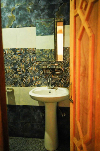 Bathroom 4, Chalo Challal Hotel & Cafe, Kullu