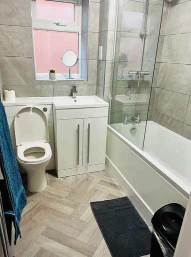 Bathroom 2, 2 Bed Flat - Sleeps 8 - Pets - Garden - Parking, Derbyshire