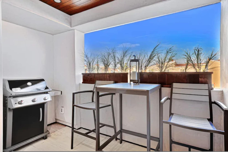 Room 4, 4 Br Roof Deck Hot Tub Steps to Beach Dining, Orange
