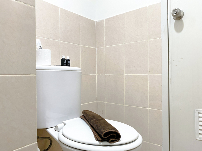 Bathroom 3, Warm and Homey 2BR at Podomoro Golf View Apartment, Bogor
