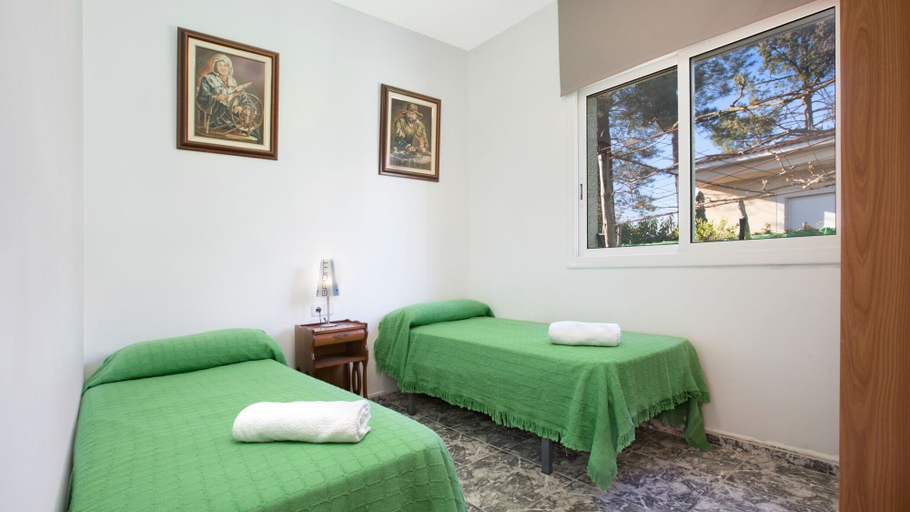 Room 4, Alonso in Vidreres With 4 Bedrooms and 1 Bathrooms, Girona