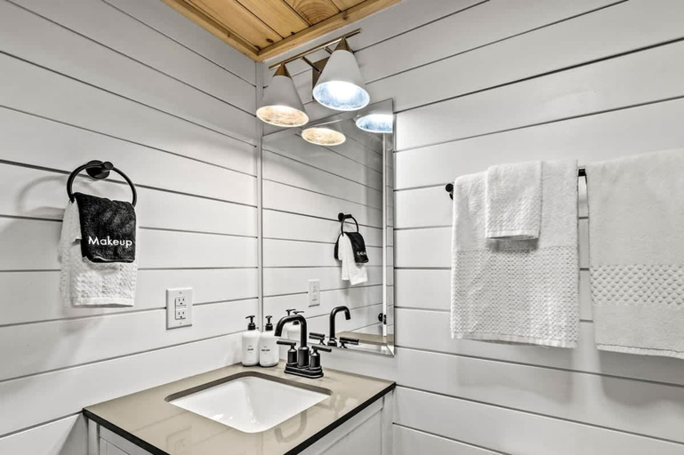 Room 3, Loft Sleeps 8 Views Indoor Pool Access, Sevier