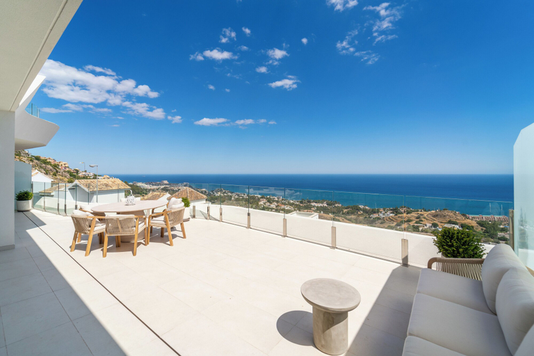 Property grounds 3, Benalmadena Luxury 4 Bed Apartment Jacuzzi, Málaga
