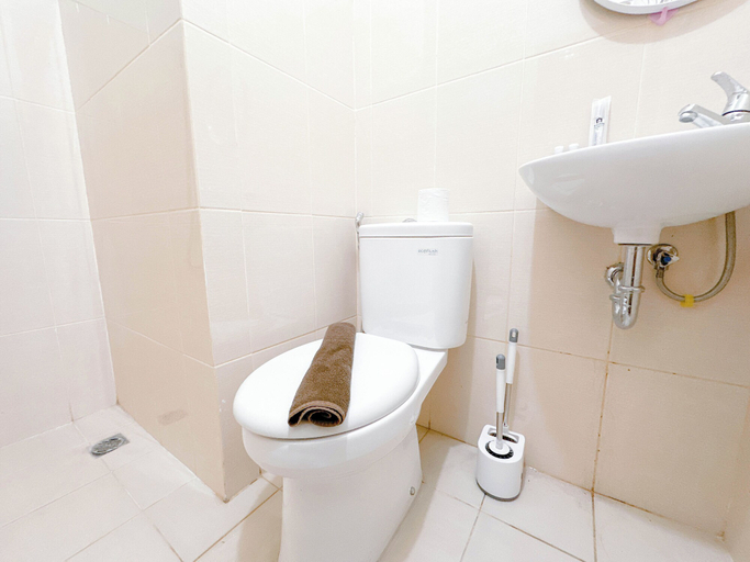 Bathroom 3, Best Location and Comfortable 2BR at Bale Hinggil Apartment, Surabaya