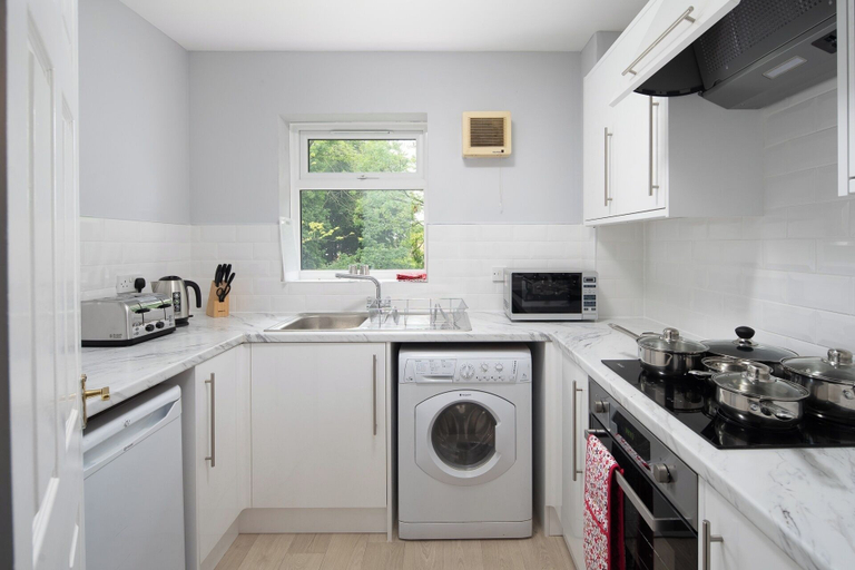 Private kitchen, Modern 1-bedroom in Crawley With Free Parking, West Sussex