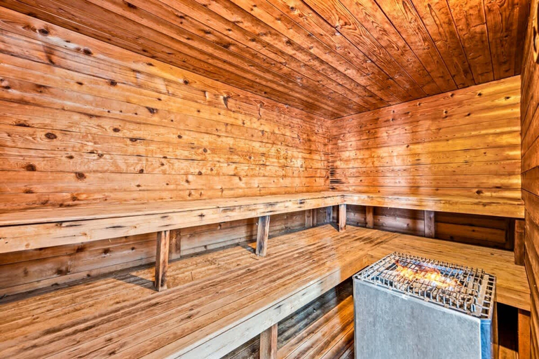 Room 5, Sleeps 8 Pool Playground Mountain Views Hot Tub, Sevier