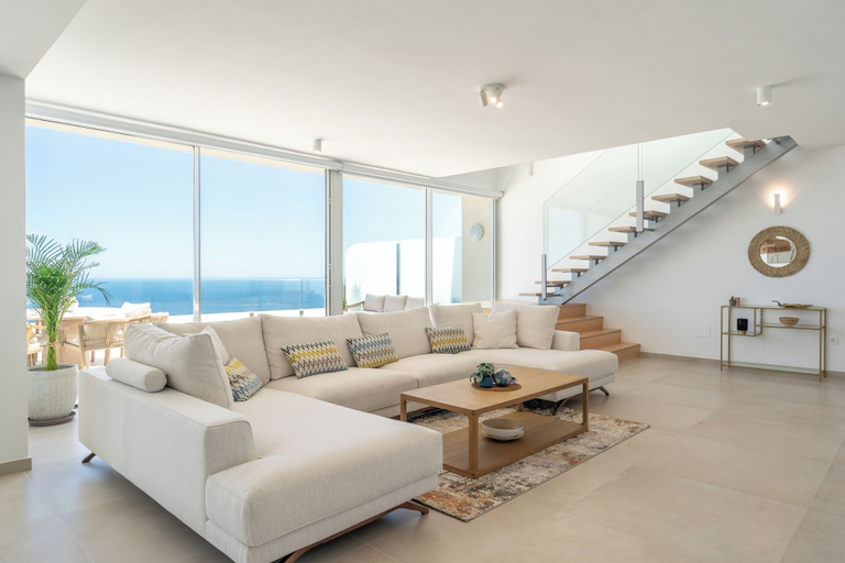 Living area 4, Benalmadena Luxury 4 Bed Apartment Jacuzzi, Málaga