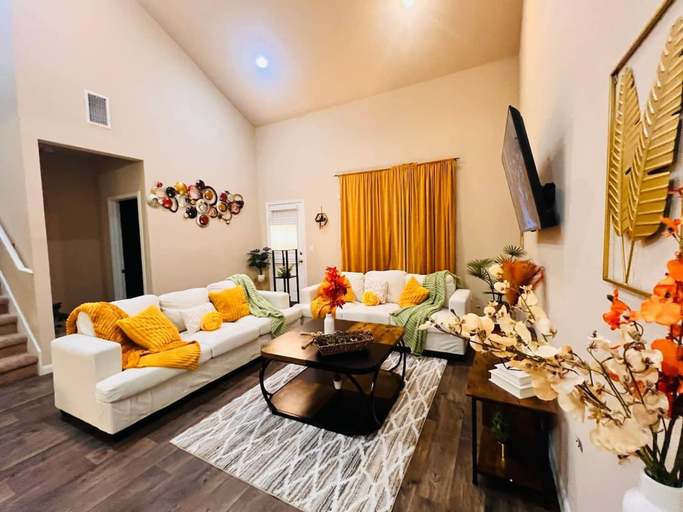 Room 5, Spacious 4BR Home w Game Room Office Backyard, Hays