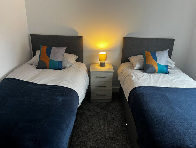 Room 2, 2 Bed Flat - Sleeps 8 - Pets - Garden - Parking, Derbyshire