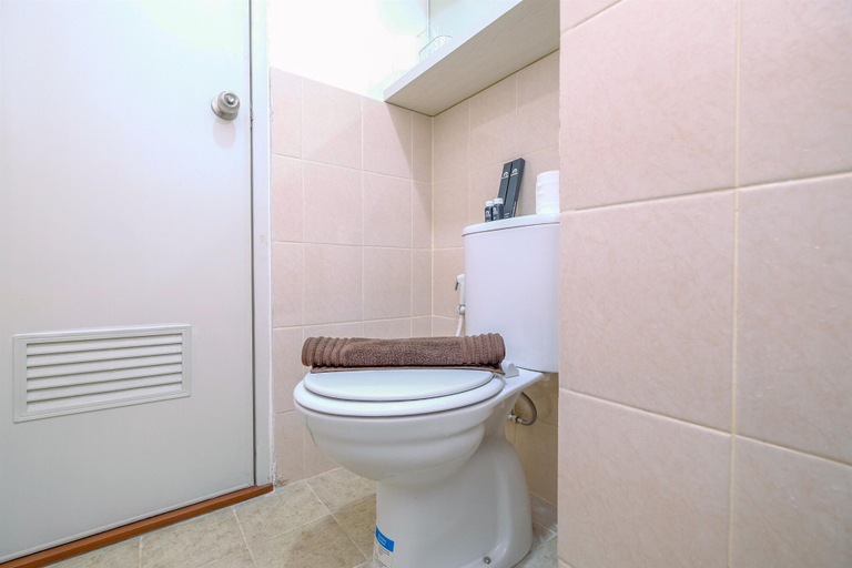 Bathroom 3, Minimalist and Cozy Stay 2BR at Podomoro Golf View Apartment, Bogor