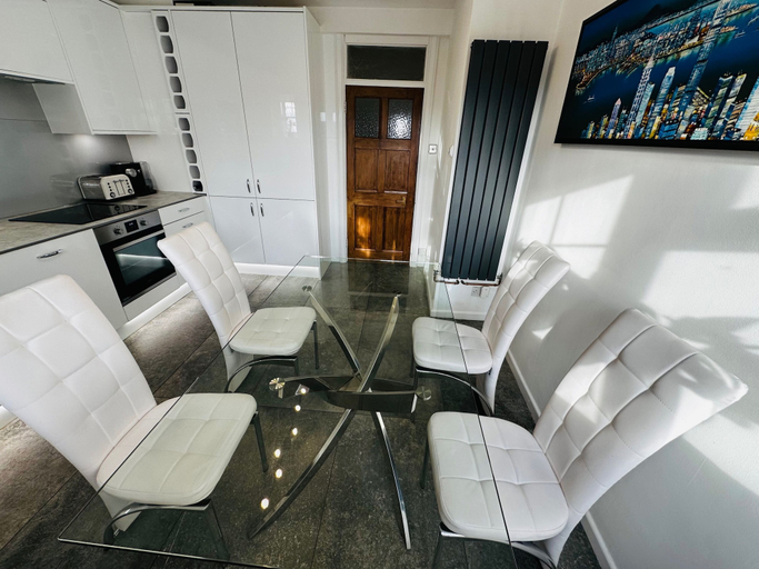 Private kitchen 5, Gerrardscross - Stay4 - Parking - Petsok - Wembley, Buckinghamshire