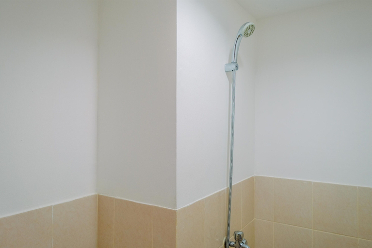 Bathroom 3, Modern Look and Restful 2BR Podomoro Golf View Apartment, Bogor
