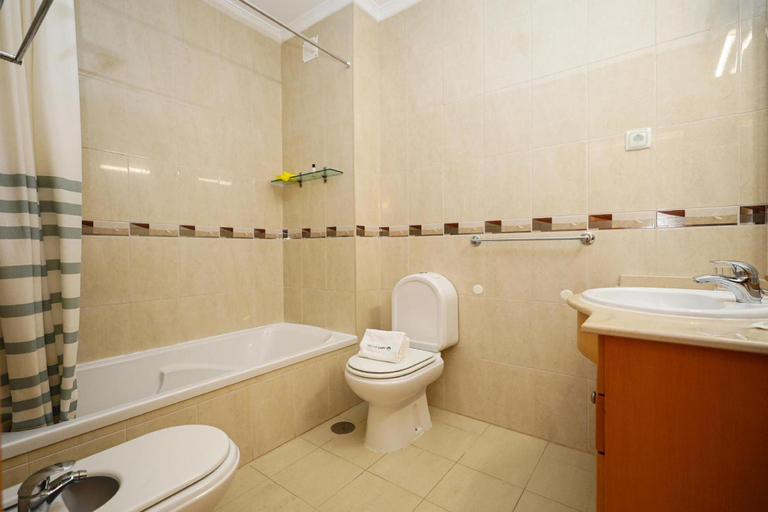 Bathroom 3, C03 - Gale Holiday Apartment in Lagos, Lagos