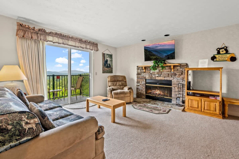 Room 4, Sleeps 4 Private Balcony w Views Heated Pool, Sevier