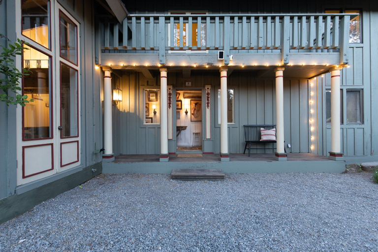 Exterior & Views