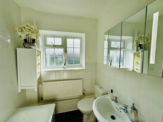Bathroom 4, Gerrardscross - Stay4 - Parking - Petsok - Wembley, Buckinghamshire