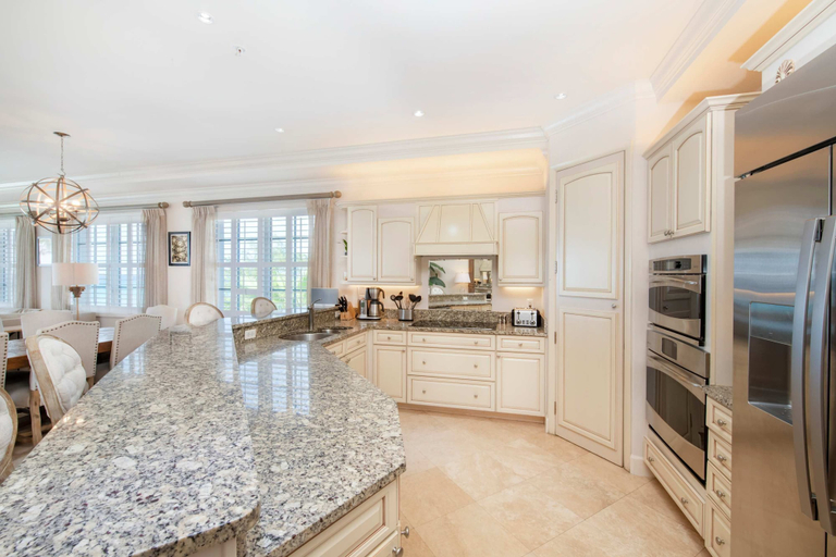 Room 4, Seabreeze 8 - Luxury 4-bedroom on Seven Mile Beach