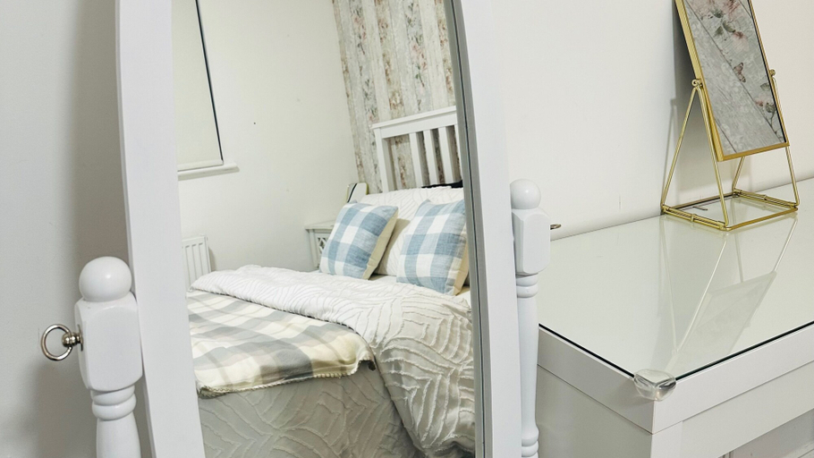 Room 5, Ibate Apartments - Cozy 2 Bedroom Home, Essex