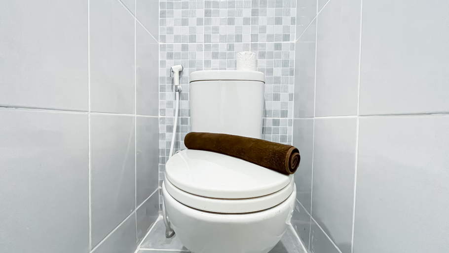 Bathroom 5, Stunning Studio Apartment at Tokyo Riverside PIK 2 By Travelio, Tangerang