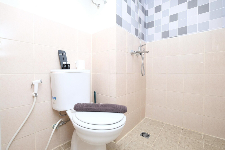 Bathroom 5, Comfort and Best Deal 2BR at Podomoro Golf View Apartment, Bogor