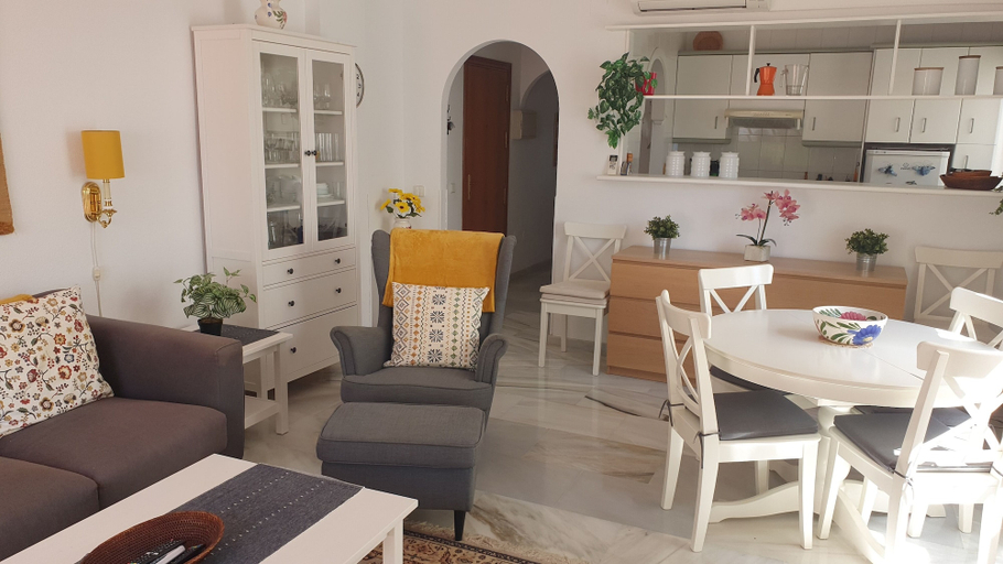 Living area 3, Lovely 2-bed Calahonda Apartment sea & Golf Views, Málaga