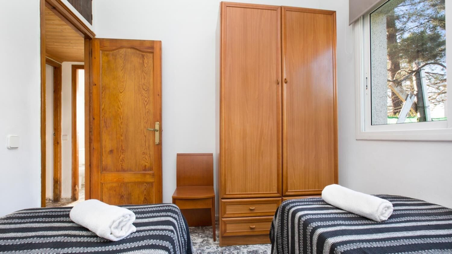 Room 5, Alonso in Vidreres With 4 Bedrooms and 1 Bathrooms, Girona