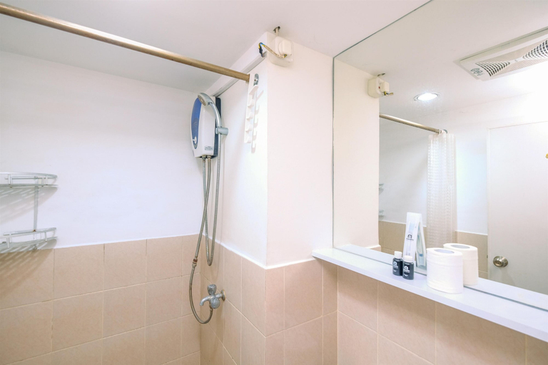 Bathroom 3, Minimalist 1BR with Extra Room Podomoro Golf View Apartment, Bogor