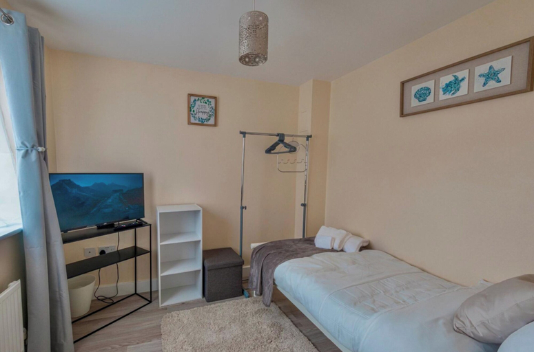 Room 3, Cosy Home-sleeps 5- Private Garden- Free Parking, Northamptonshire