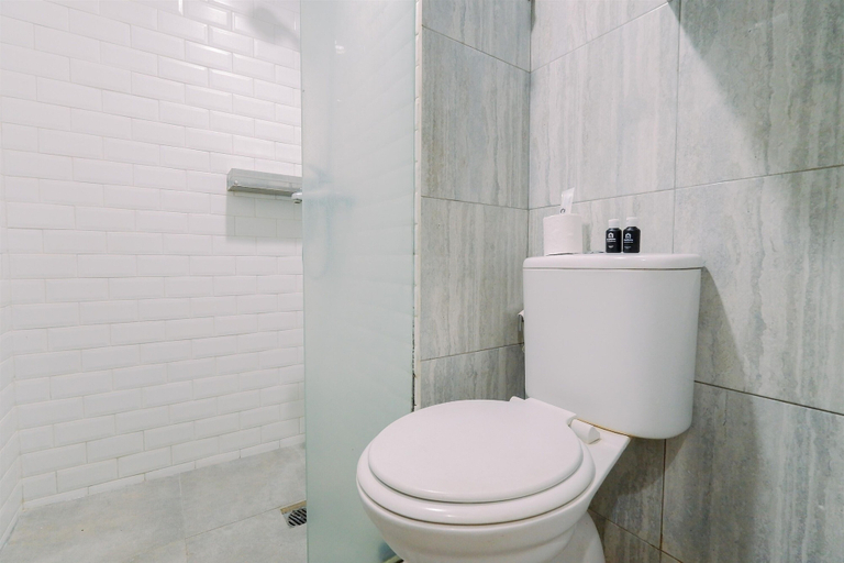 Bathroom 5, Well Furnished and Homey 2BR Podomoro Golf View Apartment, Bogor