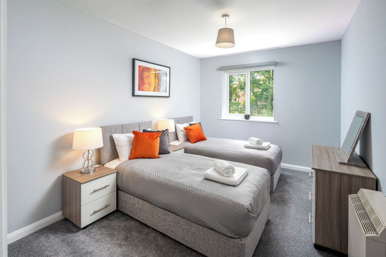 Room 5, Modern 1-bedroom in Crawley With Free Parking, West Sussex