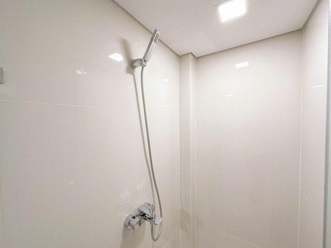 Bathroom 3, Spacious and Modern Studio SOHO Apartment at VieLoft SOHO and SKY Residence, Surabaya