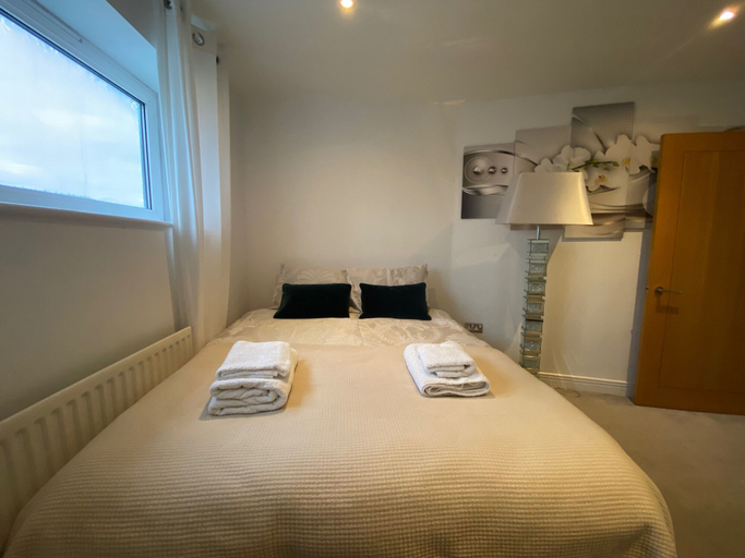 Room 5, 2 Bed Flat - Sleeps 4 - Parking - Wifi, London