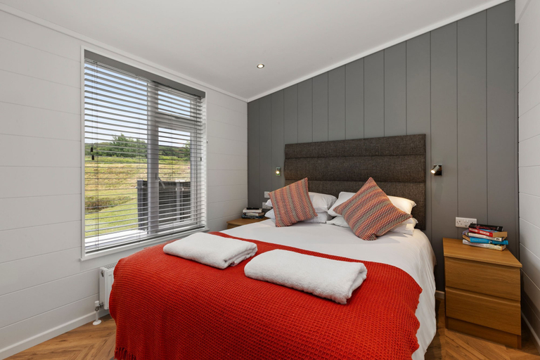 Room 5, The Duck Pond - Countryside Hot Tub, Pembrokeshire