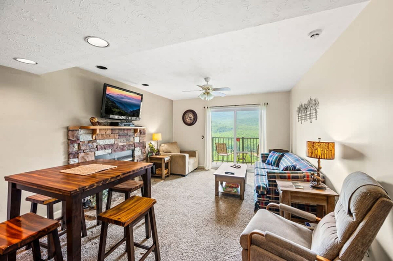 Room 3, Sleeps 6 Indoor Pool Hot Tub Mountain Views, Sevier