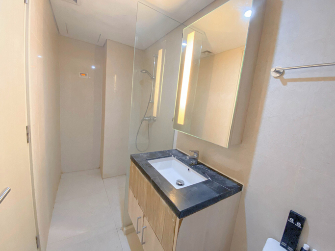 Bathroom 3, Good Homey Studio Apartment at Warhol (W/R) Residences, Semarang