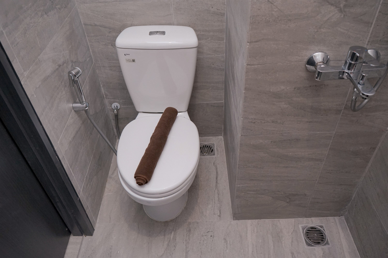 Bathroom 5, Modern Style and Homey Studio Apartment Collins Boulevard By Travelio, Tangerang